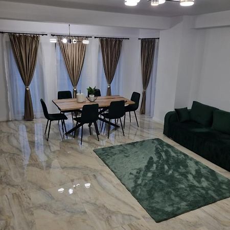 Apartament Mihai Cassas Residence ไกรโอวา ภายนอก รูปภาพ